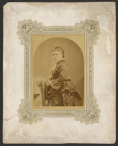 [Portret van jonge vrouw]. door Unknown artist