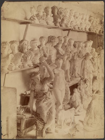 [Kamer vol bustes en standbeelden]. door Unknown artist