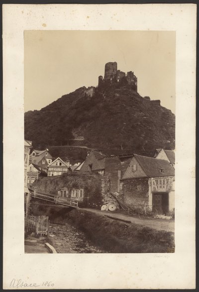 [Ruïnes van kasteel met uitzicht op stad]. door Unknown artist