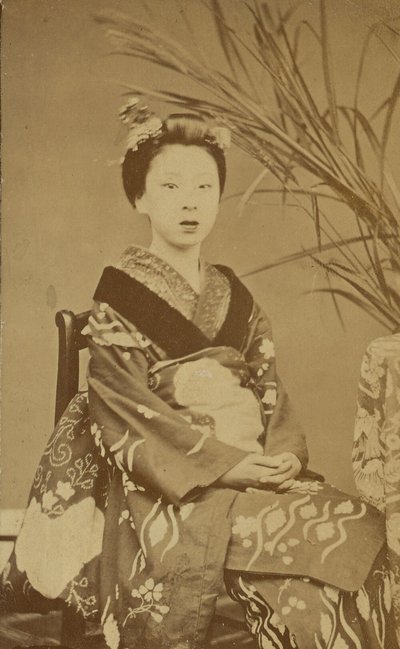 [Zittende Japanse vrouw] door Unknown artist