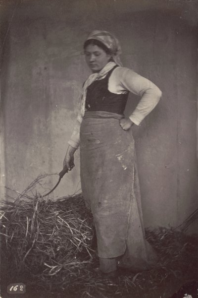 [Staande vrouw met een zeis]. door Unknown artist