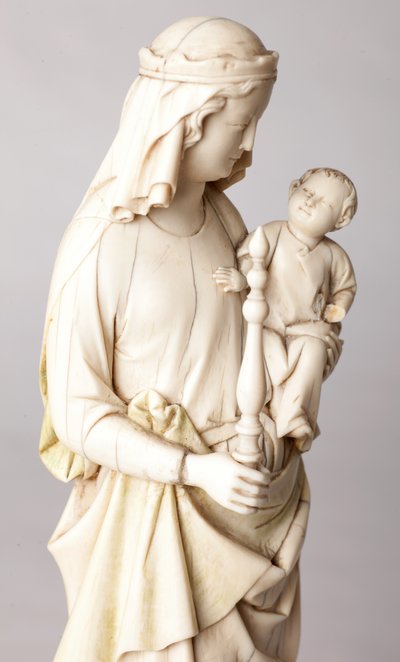 Beeld. Madonna met Kind. Geschenk van Mgr Cantineau, deken van het kathedraalkapittel. Ivoor. 13e eeuw. Detail, buste. door Unknown artist