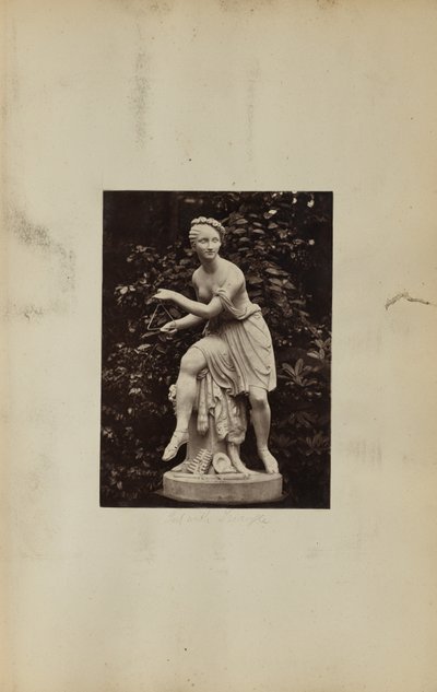 [Standbeeld van meisje met driehoek]. door Unknown artist