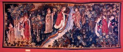 Tapijt dat een roman scène uitbeeldt: een jonge vrouw van adel die probeert haar geliefde aan de andere kant van de rivier te bereiken. De jonge vrouw wordt door haar volgelingen bedekt met een bloemenkrans. Circa 1420. Uit Arras. Decoratieve Kunsten, Pari door Unknown artist