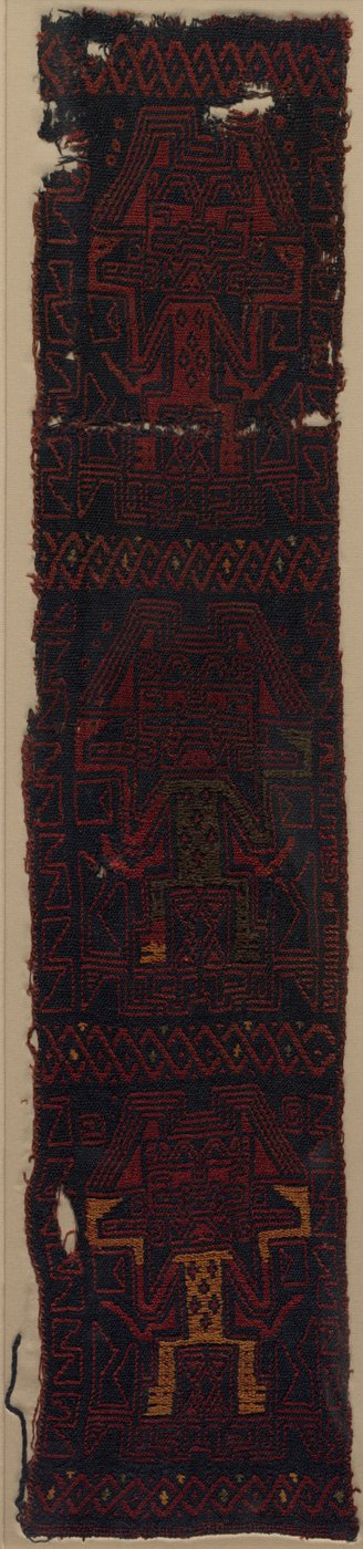 Textiel Fragment met Drie Frontale Goden en Vlechtwerkpatroon door Unknown artist