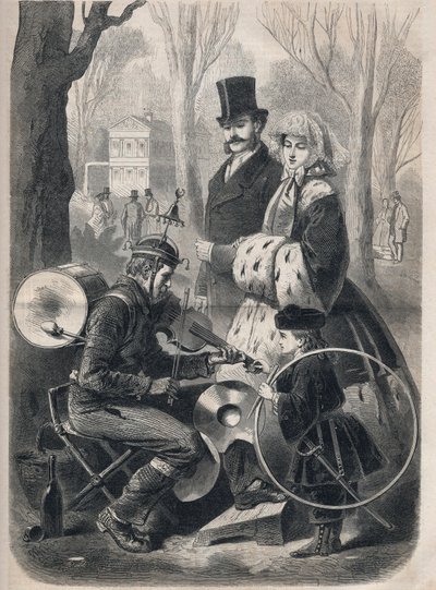 De man orkest van de Champs Elysees in Parijs. Hij heeft een bellenhoed, een rolkist op zijn rug, bekkens op zijn knieën en speelt viool. Gravure in 