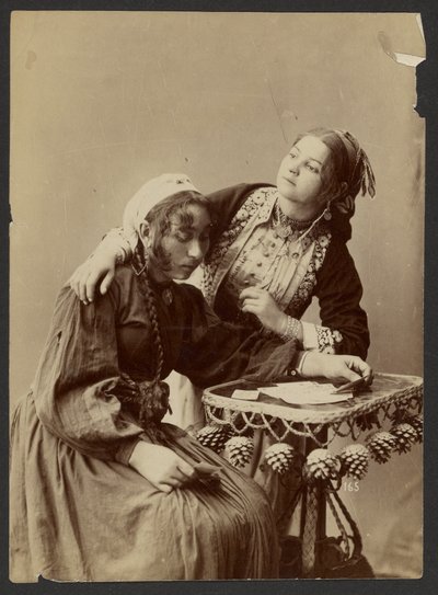 [Twee vrouwen aan schrijftafel] door Unknown artist
