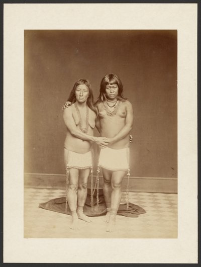 [Twee vrouwen die elkaars hand vasthouden] door Unknown artist