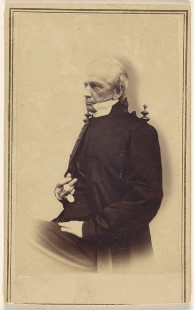 [Ongeïdentificeerde kalende oudere man zittend, met een pince-nez in de hand]. door Unknown artist