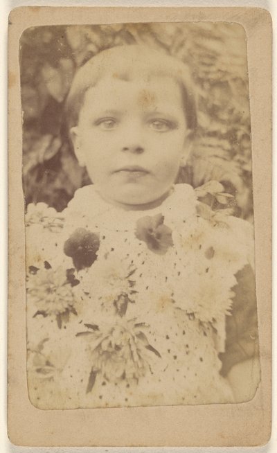[Ongeïdentificeerd klein meisje dat een gebloemde jurk draagt]. door Unknown artist