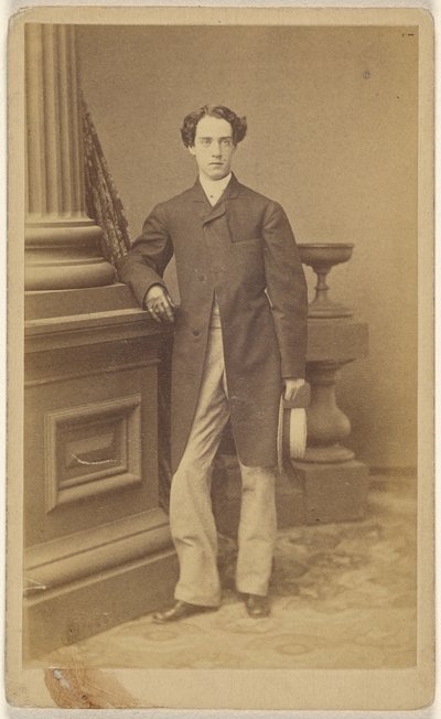 [Ongeïdentificeerde man met handschoenen aan, met een strooien hoed in zijn linkerhand, staand]. door Unknown artist