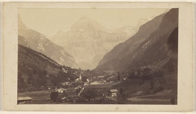 [Ongeïdentificeerd valleizicht met berg in het midden op de achtergrond]. door Unknown artist