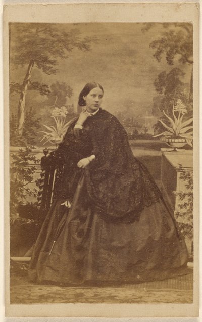[Ongeïdentificeerde vrouw zittend, met hand aan kraag]. door Unknown artist