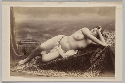 Zonder titel (liggend naakt op tapijt tegen geschilderde achtergrond van golven) door Unknown artist