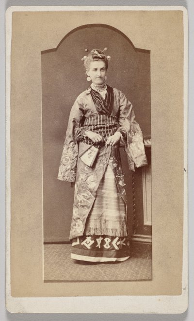 Zonder titel (blanke vrouw in Japanse kimono met waaier) door Unknown artist