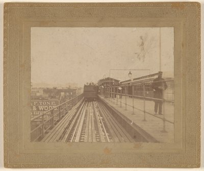[Zicht op een trein die het station verlaat]. door Unknown artist