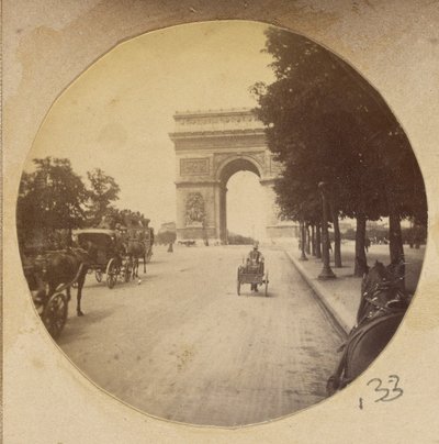 [Gezicht op de Arc de Triomphe, Parijs, Frankrijk, met koetsen in de straat]. door Unknown artist