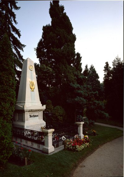 Uitzicht op het graf van de Duitse componist Ludwig van Beethoven (1770 - 1827) op de centrale begraafplaats van Wenen (Zentralfriedhof), Oostenrijk door Unknown artist