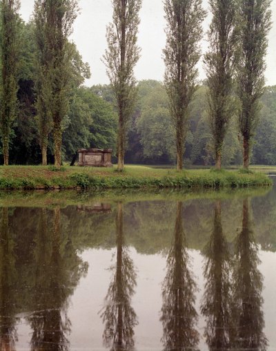 Uitzicht op het graf van de Zwitserse filosoof Jean Jacques Rousseau (1712-1778) in Ermenonville (Oise) door Unknown artist