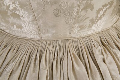 Trouwjurk (achteraanzicht detail van taille) door Unknown artist