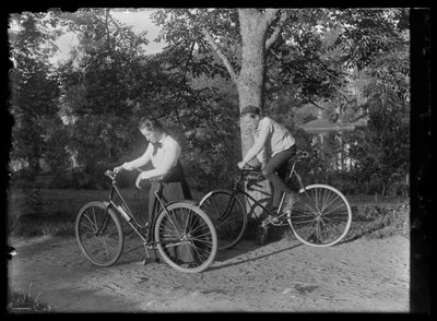 Elsa en Guido Simberg gaan fietsen door Unknown artist/maker