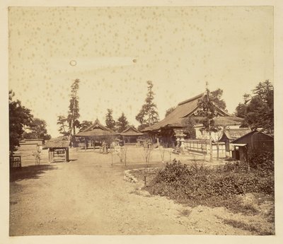 [Binnenaanzicht van een niet-geïdentificeerd Japans tempelcomplex]. door Unknown artist/maker