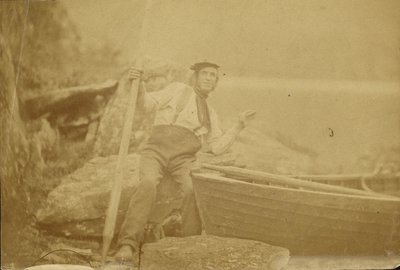 [Man poseert naast roeiboot]. door Unknown artist/maker