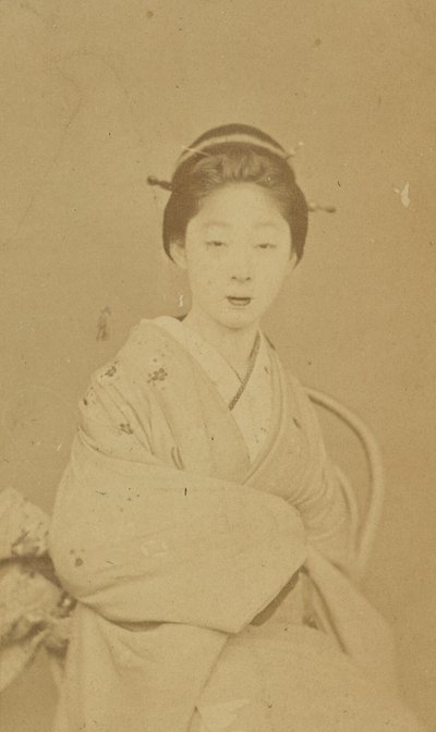 [Zittende Japanse vrouw] door Unknown artist/maker