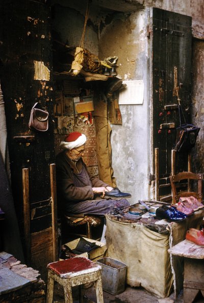 Een schoenmaker, Algiers door Unknown photographer