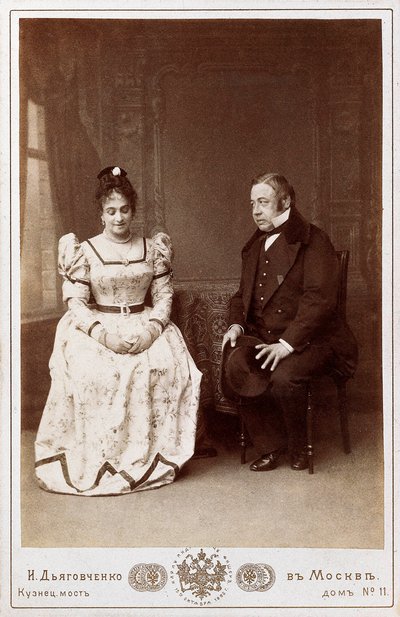 Acteurs Maksheev en Nikulin in een scène van "Huwelijk" stuk door Nikolai Vasilievich Gogol (1809-1852), Russische schrijver. Maly Theater in Moskou door Unknown photographer
