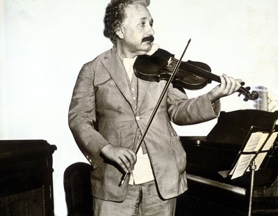 Albert Einstein speelt viool, c.1932 (zwart-wit foto) door Unknown photographer