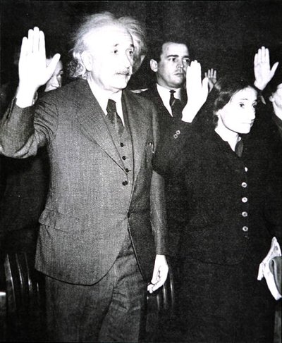 Albert Einstein met zijn stiefdochter Margot die de eed van het Amerikaanse staatsburgerschap aflegt, New Jersey door Unknown photographer