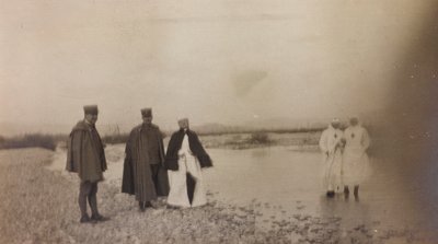 Album van de Eerste Wereldoorlog in Friuli-Venezia Giulia: officieren en Rode Kruis-verpleegsters over de rivier Natisone door Unknown photographer