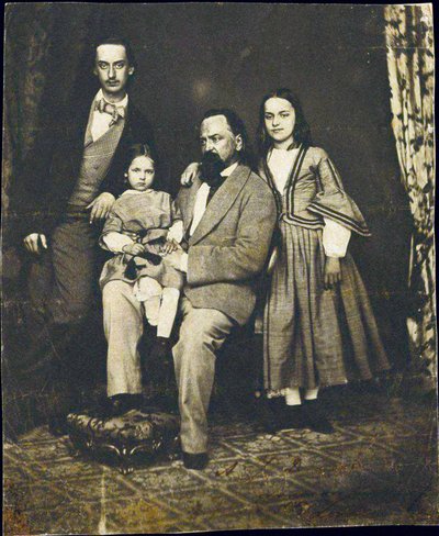 Alexander Herzen met zijn kinderen na de dood van zijn vrouw Natalie door Unknown photographer