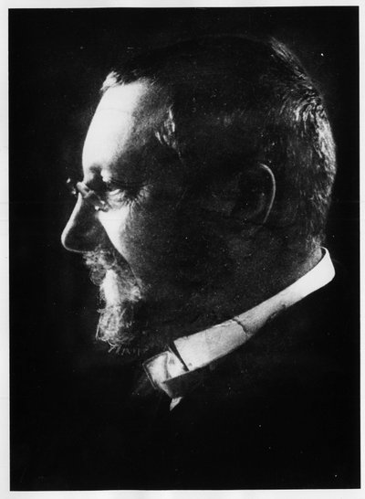 Alfred Binet, Franse fysioloog en psycholoog, leerling van Charcot (1857-1911) door Unknown photographer
