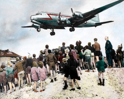 Berlijners observeren de aankomst van vliegtuigen, naderen Berlijn Tempelhof luchthaven door Unknown photographer