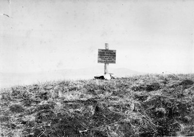 Bord opgericht door de Royal Scots Fusiliers om de plek te markeren waar de Prins Imperial viel, 1879 door Unknown photographer