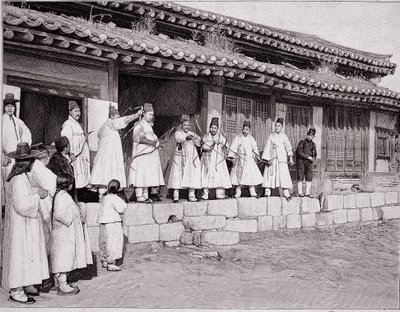Boogschutters in het oude paleis van Seoul, Korea, eind 19e eeuw door Unknown photographer