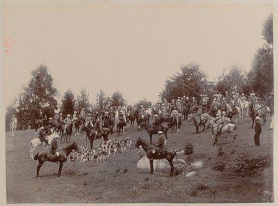 Britse en Indiase ruiters bij een bijeenkomst van de Ootacamund Hunt door Unknown photographer