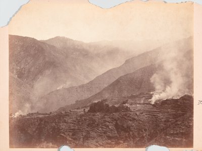 Brandend dorp, Black Mountain expeditie door Unknown photographer