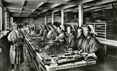 Inblikken van sardines, sardine-industrie, Finistère, Bretagne (z/w foto) door Unknown photographer