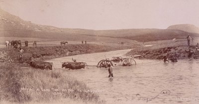Kanon dat een rivier oversteekt tijdens de Boerenoorlog door Unknown photographer