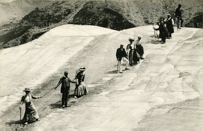 Chamonix (Haute-Savoie, Alpen): oversteek van de Mer de Glace door een groep elegante toeristen met hun Savoyse gids door Unknown photographer