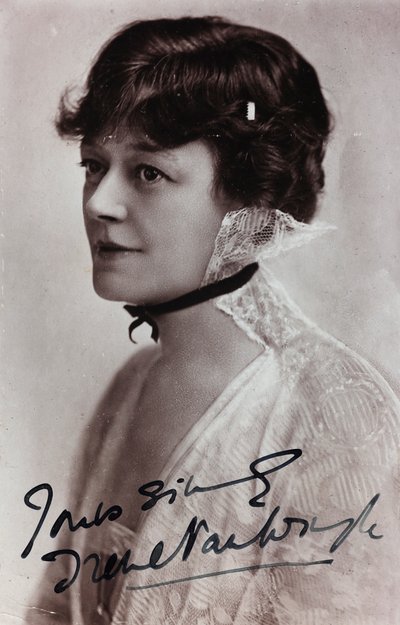Close-up van de Engelse actrice Irene Vanbrugh, ansichtkaart door Unknown photographer
