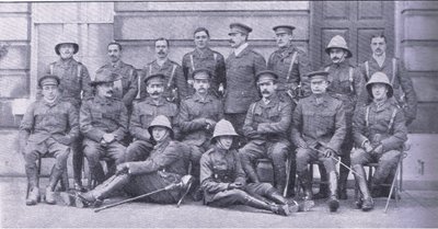 Kolonel Owen, Majoor Boole-Smith en de andere officieren van de Dragoon Guards, uit After Pretoria: The Guerilla War gepubliceerd door Harmsworth Bros Limited door Unknown photographer