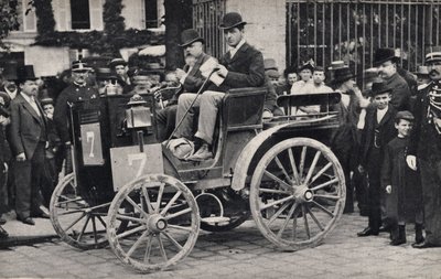Deelnemers aan een paardenloze autorace, auto door Unknown photographer
