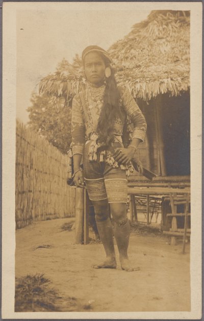 Datto Bulon, hoofd van de Bagobo, gekleed in krijgerskleding, Filipijnse Reservatie, Louisiana Purchase Exposition door Unknown photographer