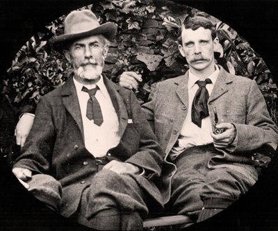 Edward Carpenter en zijn partner George Merrill, ca. 1900 (zw/w foto) door Unknown photographer