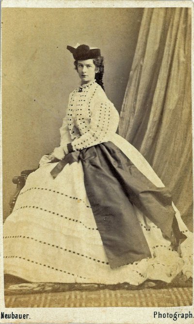 Elisabeth, keizerin van Oostenrijk en koningin-gemalin van Hongarije (24 december 1837 – 10 september 1898) (foto) door Unknown photographer