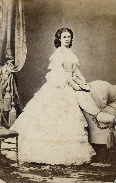 Elisabeth van Oostenrijk (Sissi) (1837-1898) 1860 - Portret van Elisabeth van Wittelsbach (1837-1898) (Sissi), Keizerin van Oostenrijk (1854-1898) en Koningin van Hongarije (1867-1898) door Unknown photographer